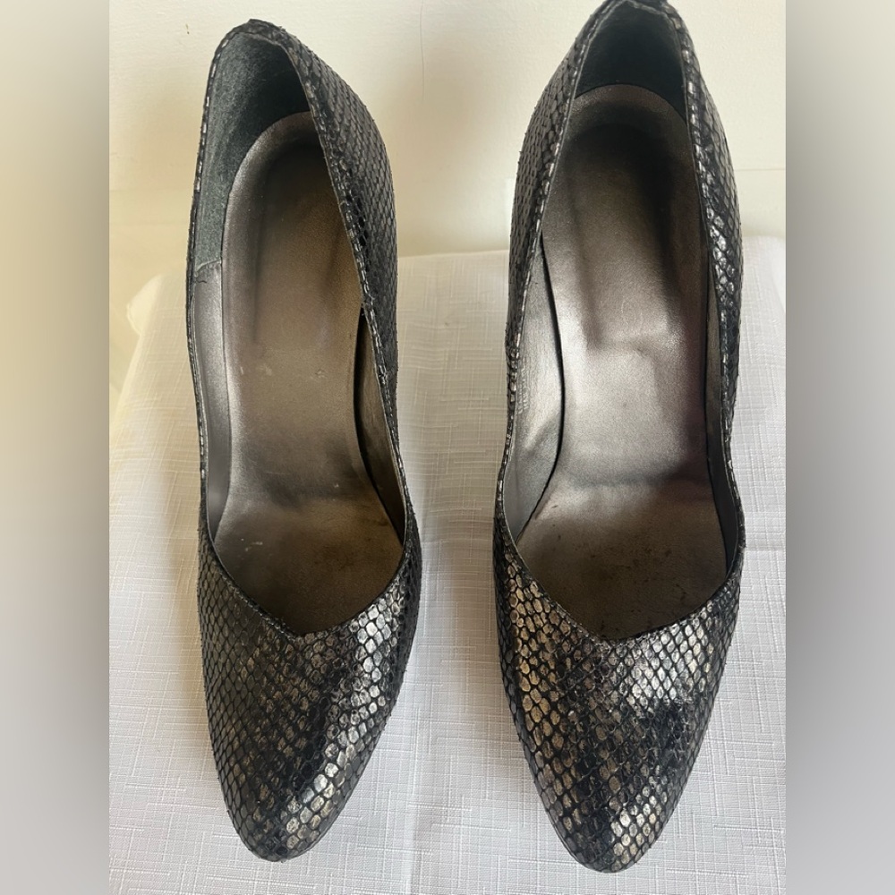 Elegant Black Snakeskin Pattern 4 in heels, pointy nose, slightly distressed,9.5